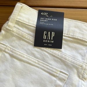 Women’s Gap 3 1/2 in Hi Rise Short / size 4/27, White NWT